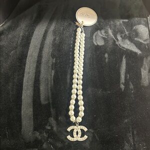 Elegant costume  Pearl Necklace with Silver Accents